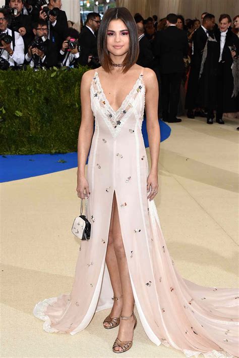 What Fashion Experts Are Saying About Selena Gomez's Dress! - a8kntur