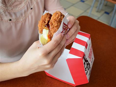 KFC - Crujiente bacon, queso y rica salsa BBQ entre dos...
