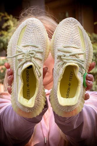 Кроссовки женские Adidas Yeezy Boost 350 V2 Yellow / Адидас Изи Буст ...