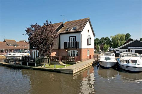 Norfolk Broads Holiday Cottages. Riverside Cottage Holidays