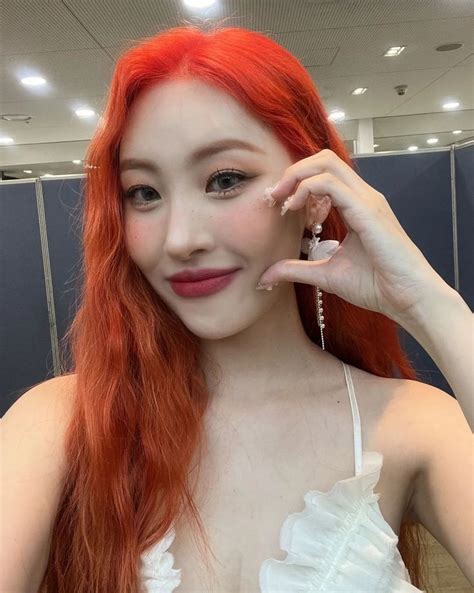 woman  long red hair wearing  white dress  holding  hand
