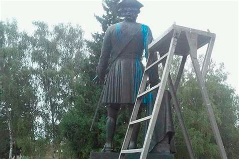 Памятник Петру I в Полтаве облили краской: Украина: Бывший СССР: Lenta.ru