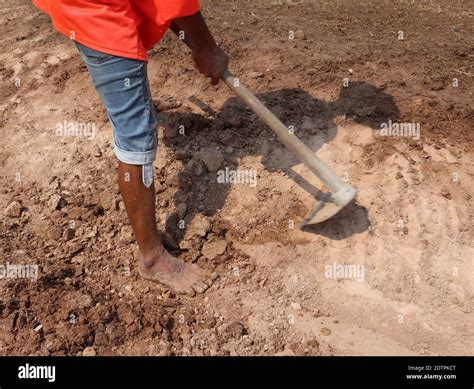 hand digging construction  res stock photography  images alamy