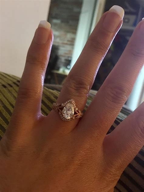 Rose gold band, moissanite center stone 😍 : r/EngagementRings
