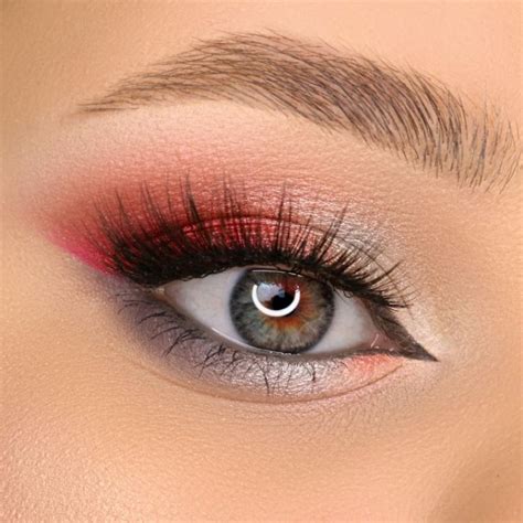 Яркий красно-серебристый макияж с пигментами Тамми Танука | Makeup