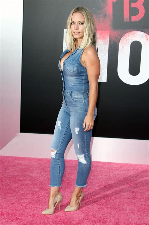 Kendra Wilkinson – ‘Bad Moms’ Premiere in Los Angeles • CelebMafia