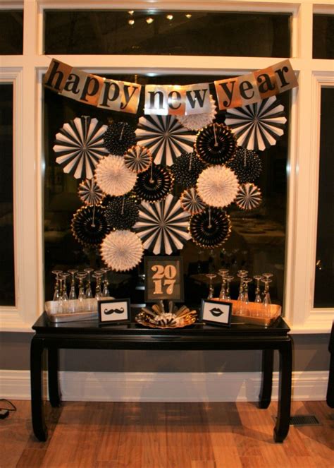 30+ Wonderful Black And Gold New Years Eve Party Decoration Ideas | New years eve decorations ...