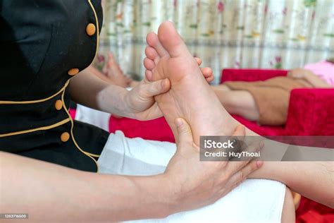 tangan pintar memijat kaki  kaki  salon spa foto stok