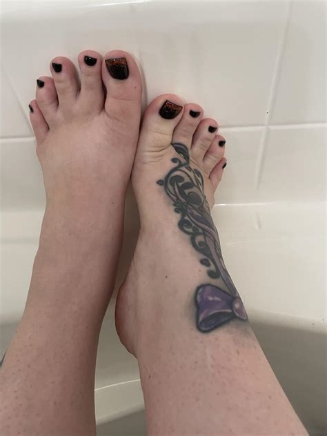 I'm excited to share my feet and toes with you 😍 : r/FeetLoversHeaven