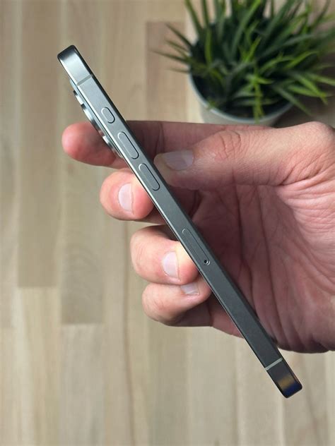 Uno sguardo ravvicinato a un falso iPhone 15 Pro Max