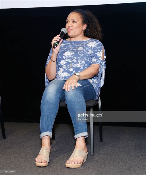Luna Lauren Velez's feet