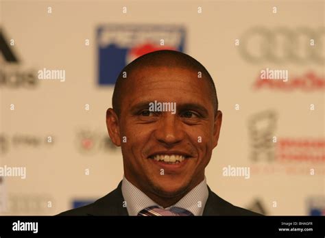 Real madrid player roberto carlos hi-res stock photography and images ...
