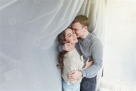 pareja sexy romántica enamorada pasando un buen rato juntos. mujer