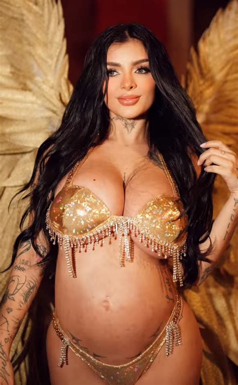 VIDEO: Karely Ruiz pasea en lencería sexy por las calles de Monterrey