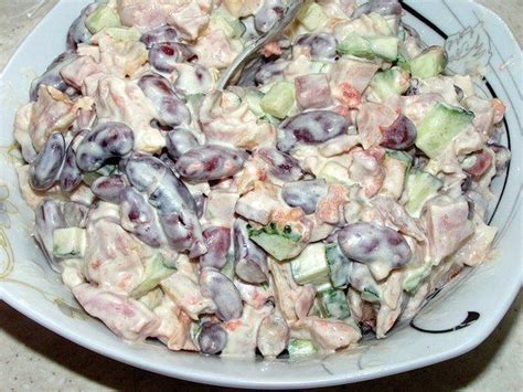 Салат с курицей и фасолью