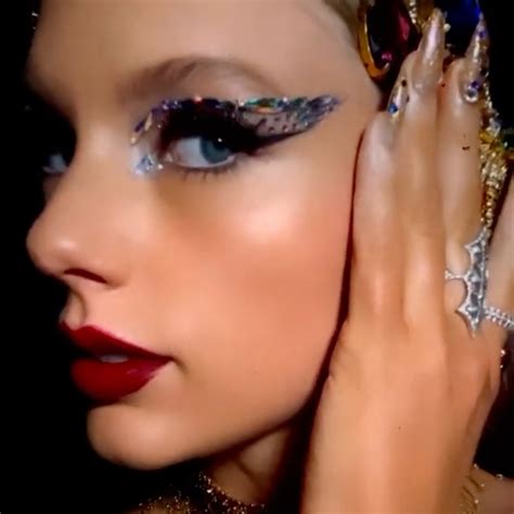 taylor swift brings  bejeweled track  life  dazzling