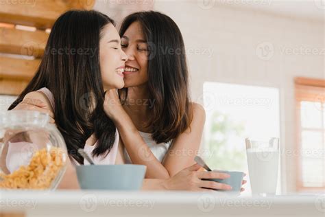 la pareja de mujeres lesbianas lgbtq asiáticas desayuna en casa, la
