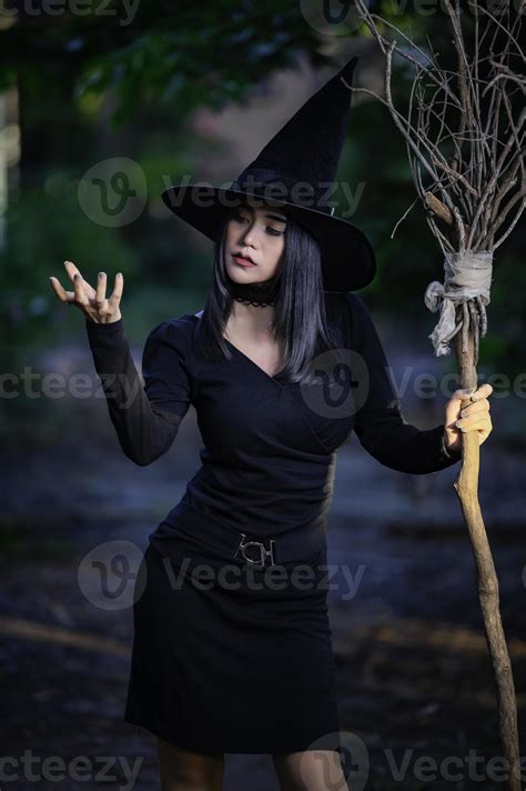 retrato de hermosa mujer asiática sexy vestida con traje de bruja negra
