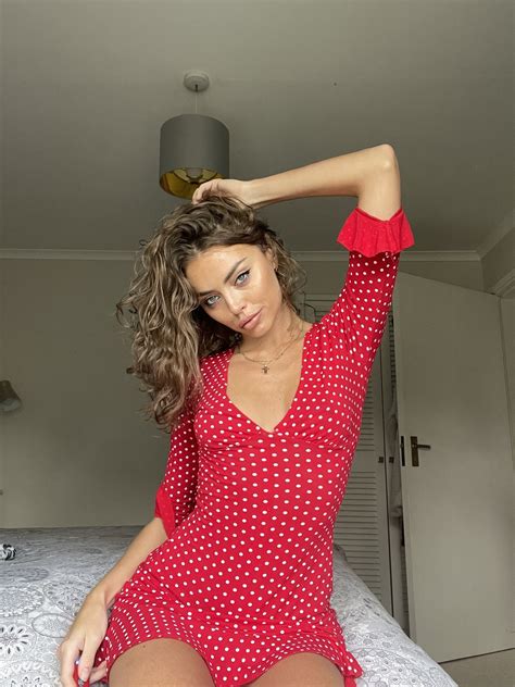 Should I show you? #brunette #brunettes #bombshell #hotgirl #busty #