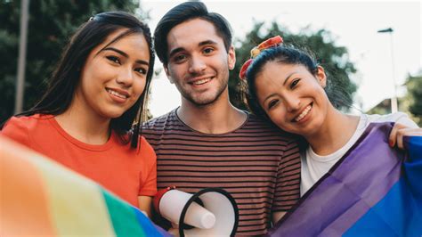 Platonic Polyamory Vs. Having Friends: What's The Actual Difference?