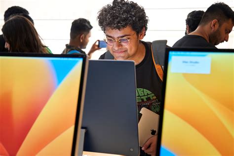 Apple Saket store opened by Tim Cook, curved storefront revealed