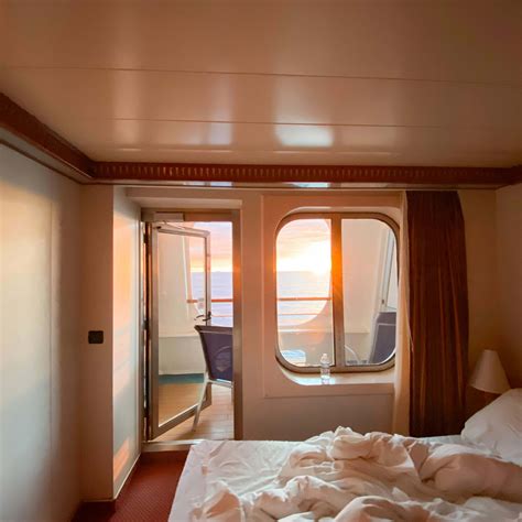 Fearful-Avoidant Attachment: Signs, Patterns, How To Deal - Parade