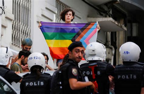 Turkiye police detain pride march demonstrators in Istanbul - World News