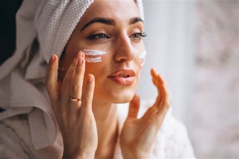 Женщина наносит крем для лица | Бесплатно Фото | Remedies for glowing ...
