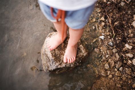 kids   barefoot avoiding modern foot binding