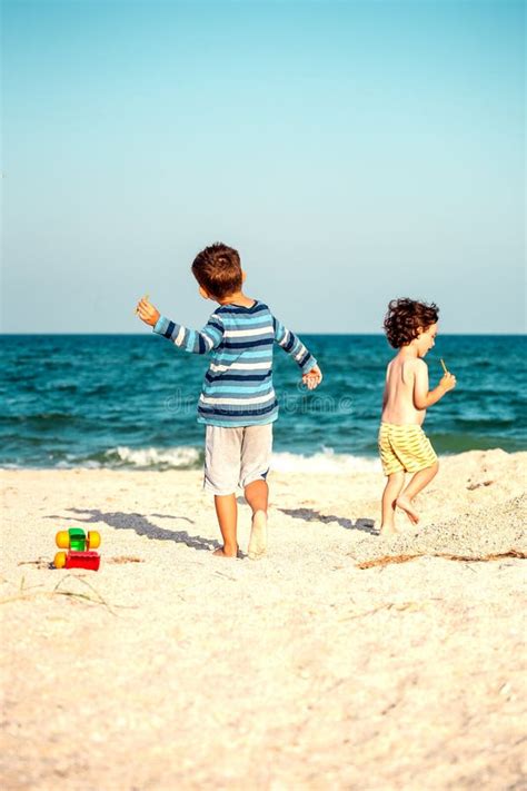 321 мальчики на пляже Фото - Бесплатные и RF Фото от Dreamstime