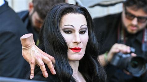 Quem é maquiador que se transforma em celebridades nas Semanas de Moda