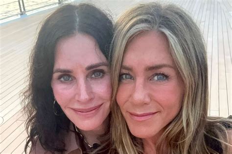 Jennifer Aniston and Courteney Cox Take a 'Cute Selfie in Mini-'Friends