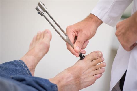 Polyneuropathy: 5 types (and treatment to relieve)