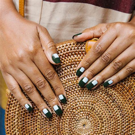 35 Dark Green Nail Ideas for Fall and Winter Manicures