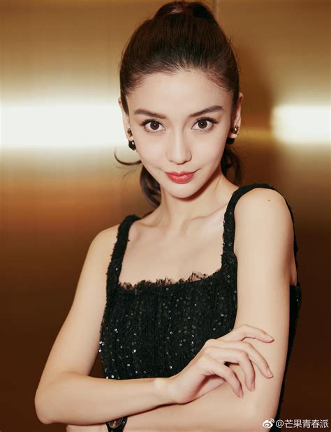 angelababy一袭黑色蕾丝长裙出席第十七届电影华表奖颁奖典礼