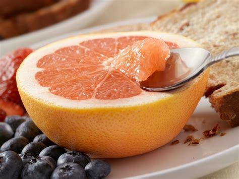 Supercharge Your Diet With These 5 Science-Backed Benefits of Grapefruit