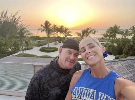 wwe legend michelle mccool leaves   imagination  tiny camo