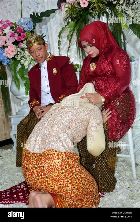 Javanese Traditional Wedding Stock Photo - Alamy