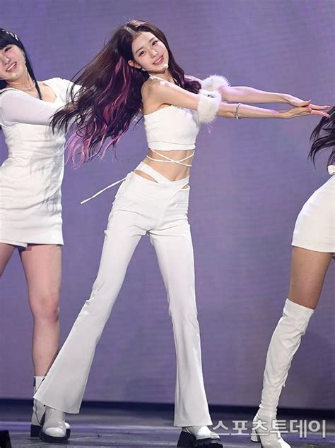장원영 전신사진