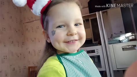 Маленькая девочка готовит сама сыроедческий десерт - печенье 🍪 - YouTube
