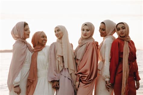 Hijab pour femme : Le guide complet, histoire, mode et industrie