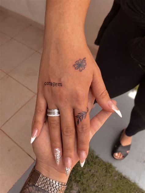 Tatuagens Pequenas Na Mao - Tatuagem na mão feminina: 13 ideias para se inspirar! - Vamos Mamães ...
