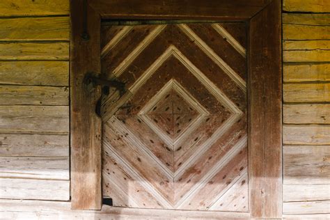 Old barn door | Free Stock Image - Barnimages