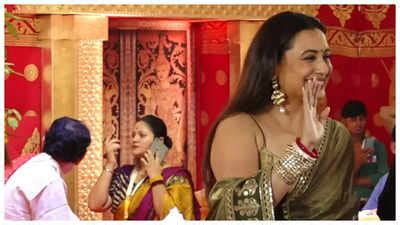 Rani Mukerji performs traditional Dhunuchi dance at Durga Puja ...