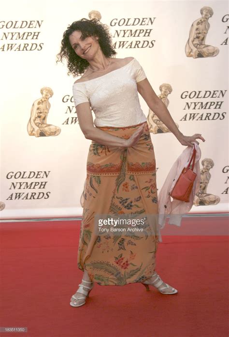 Mary Elizabeth Mastrantonio's feet