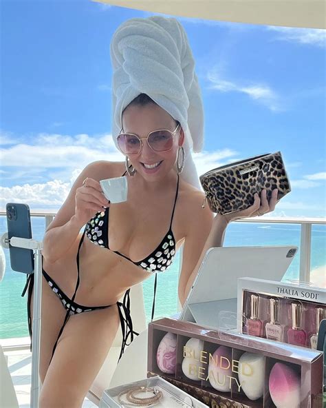 Dejando ver su bustier, Thalía paraliza las transparencias en body de