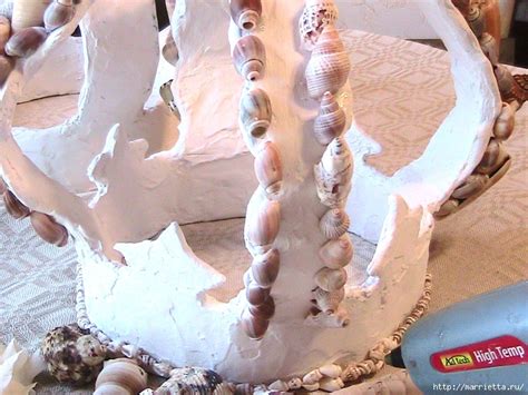 Корзинка из ракушек для интерьера в морском стиле