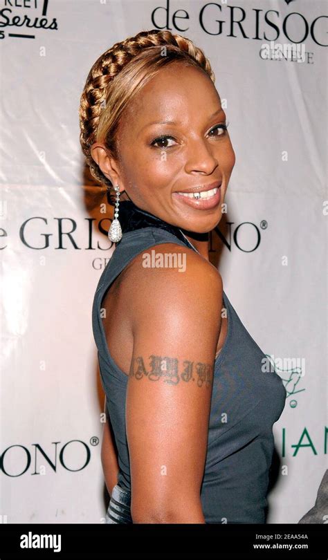 singer mary  blige arrives  perform   cipriani wall street