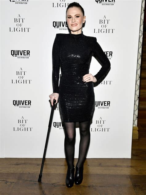 Supported by a cane - Anna Paquin struggles with mysterious illness