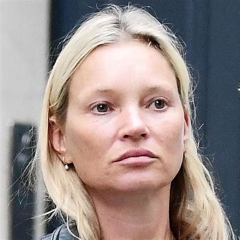 Редкие кадры: 49-летняя Кейт Мосс без макияжа на улицах Лондона - Mama.md